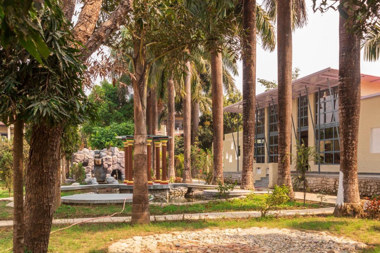 Royal Tiger Luxury Resort 4 Star Sauraha Exteriör bild