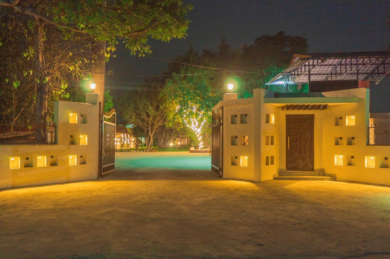 Royal Tiger Luxury Resort 4 Star Sauraha Exteriör bild