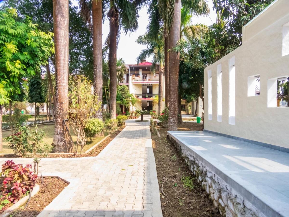 Royal Tiger Luxury Resort 4 Star Sauraha Exteriör bild