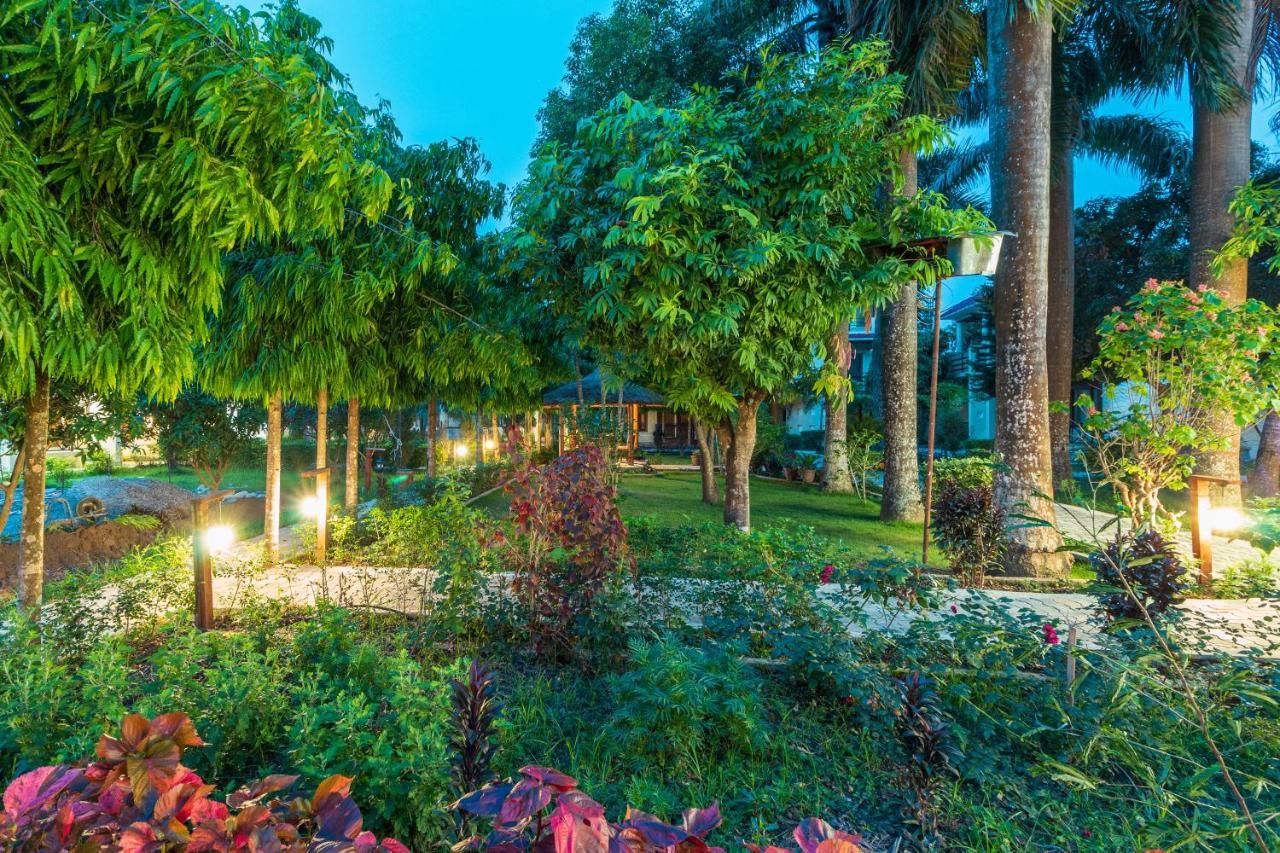 Royal Tiger Luxury Resort 4 Star Sauraha Exteriör bild