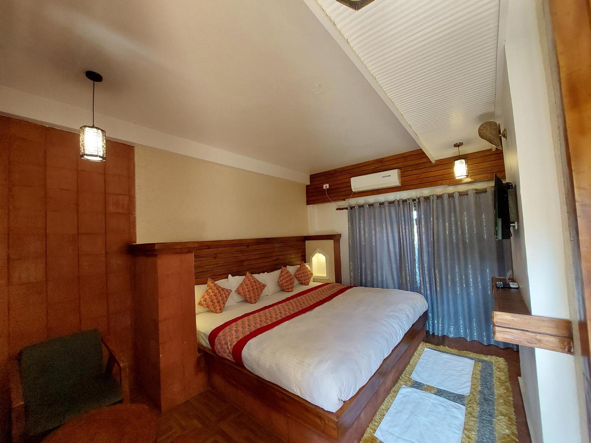 Royal Tiger Luxury Resort 4 Star Sauraha Exteriör bild