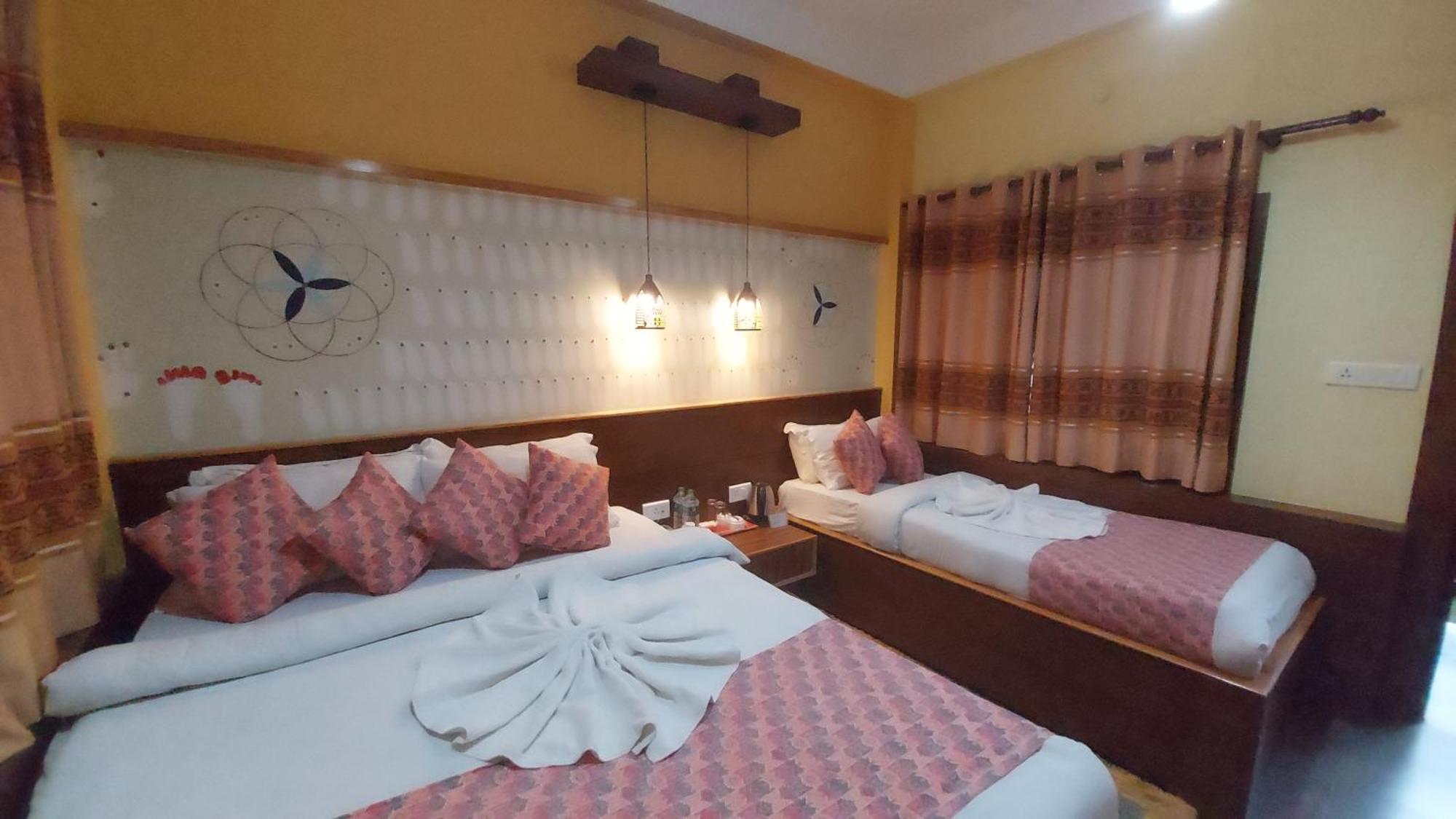 Royal Tiger Luxury Resort 4 Star Sauraha Exteriör bild