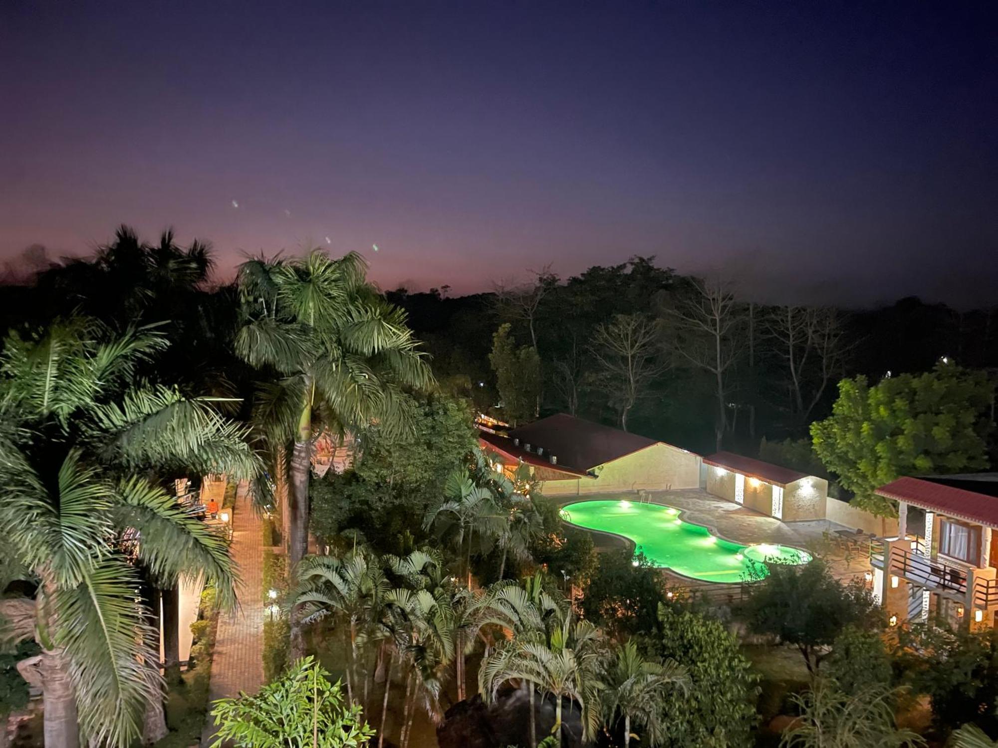 Royal Tiger Luxury Resort 4 Star Sauraha Exteriör bild