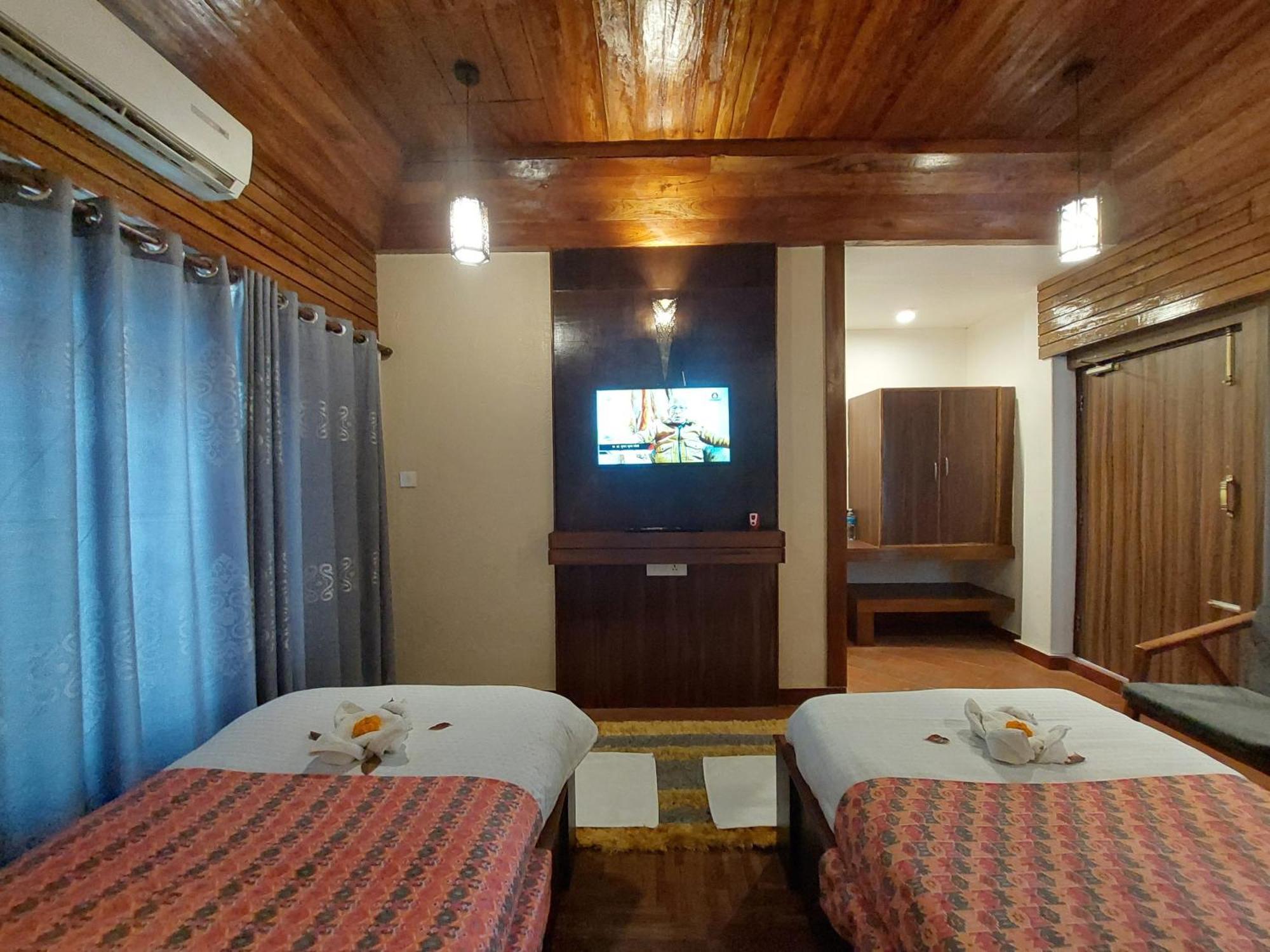 Royal Tiger Luxury Resort 4 Star Sauraha Exteriör bild