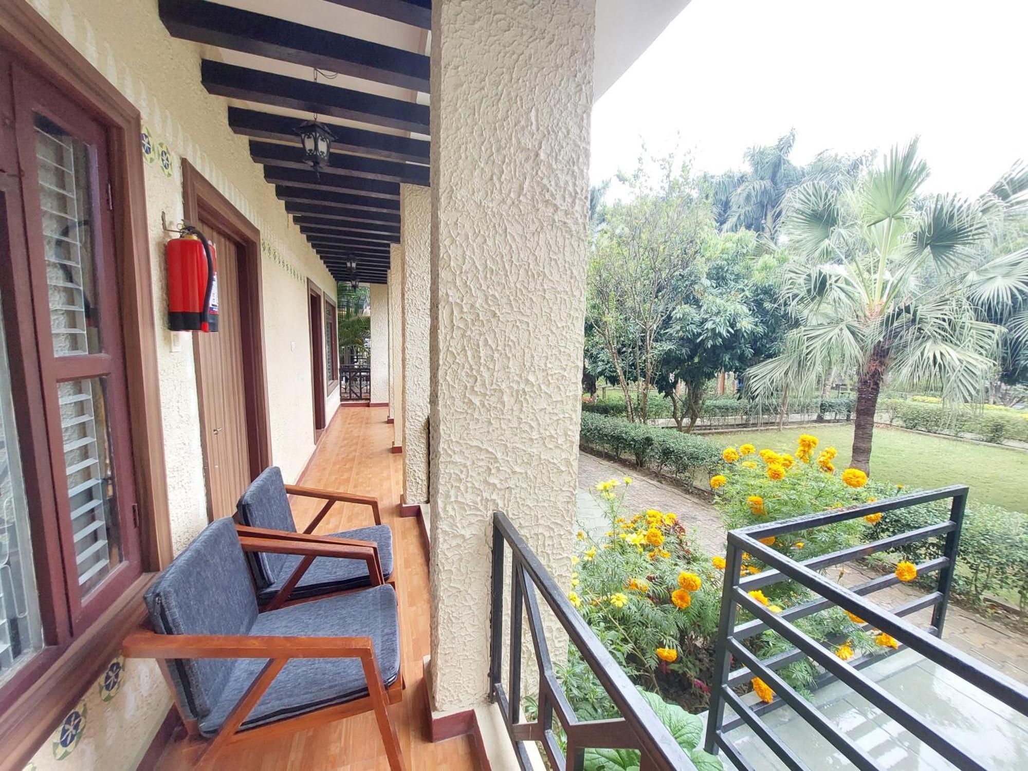 Royal Tiger Luxury Resort 4 Star Sauraha Exteriör bild