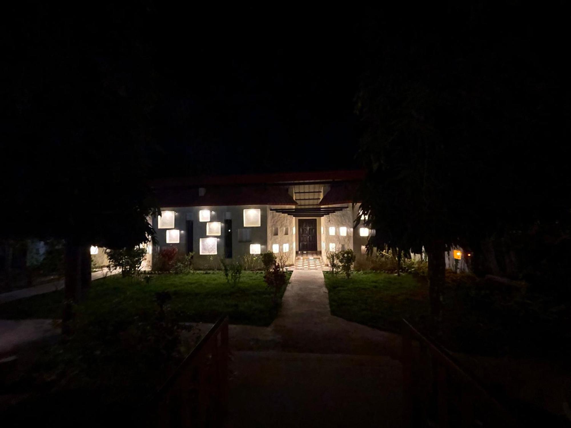 Royal Tiger Luxury Resort 4 Star Sauraha Exteriör bild