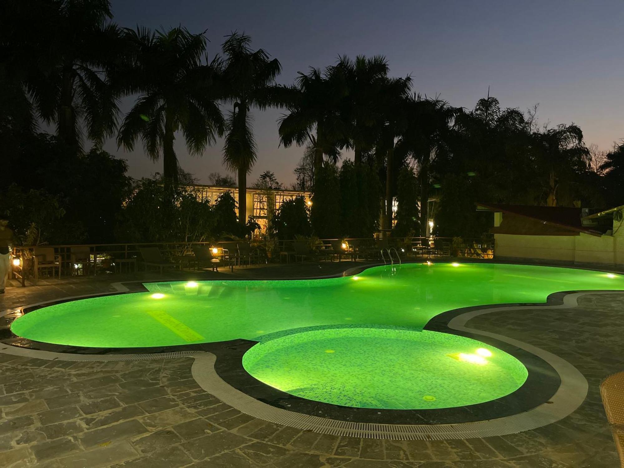 Royal Tiger Luxury Resort 4 Star Sauraha Exteriör bild