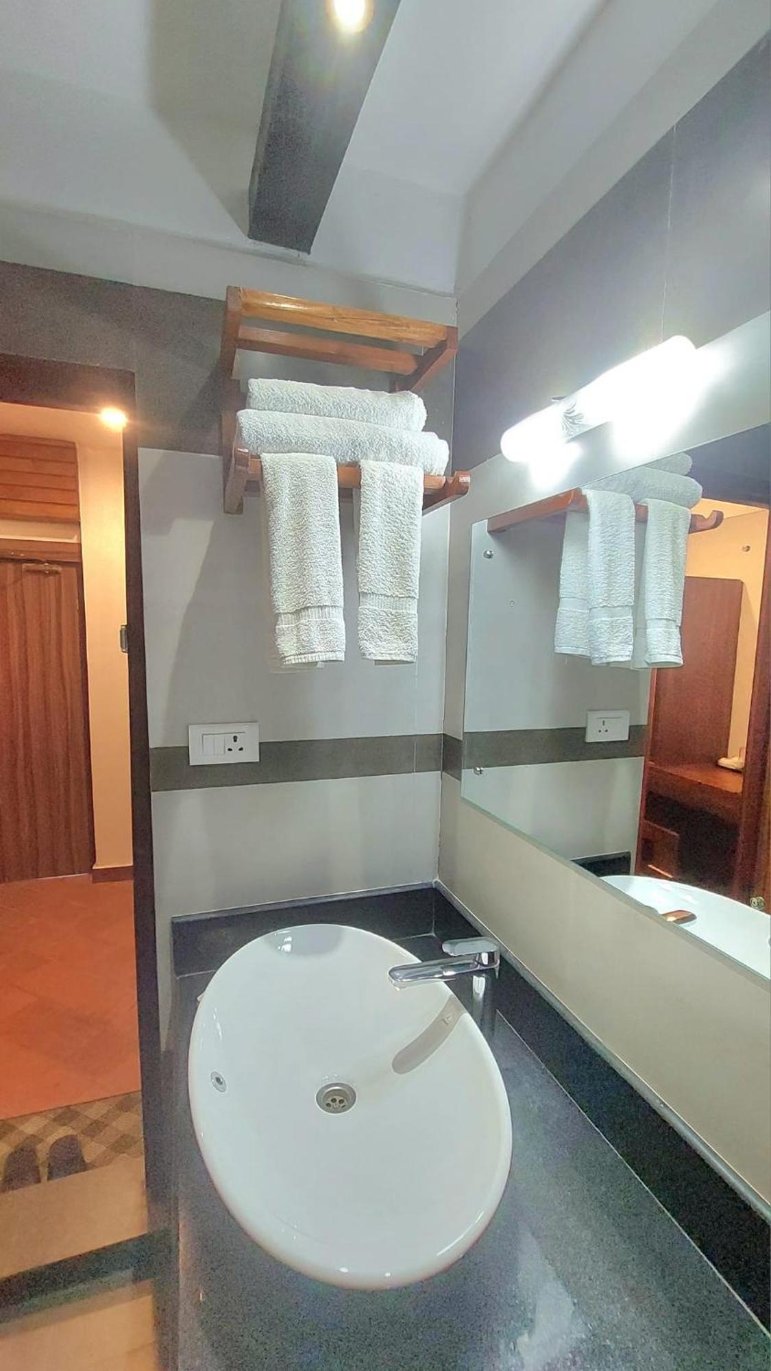 Royal Tiger Luxury Resort 4 Star Sauraha Exteriör bild