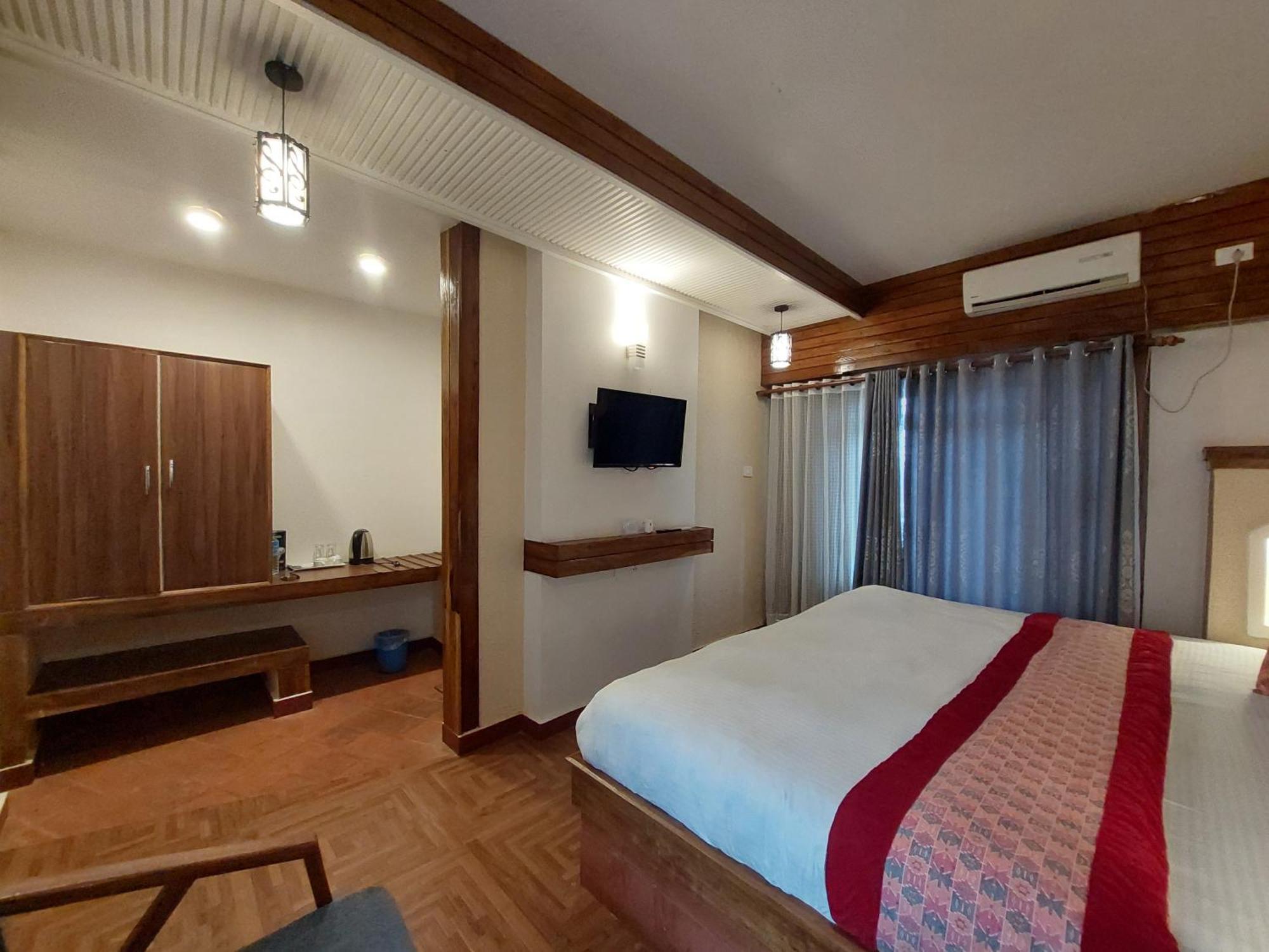 Royal Tiger Luxury Resort 4 Star Sauraha Exteriör bild