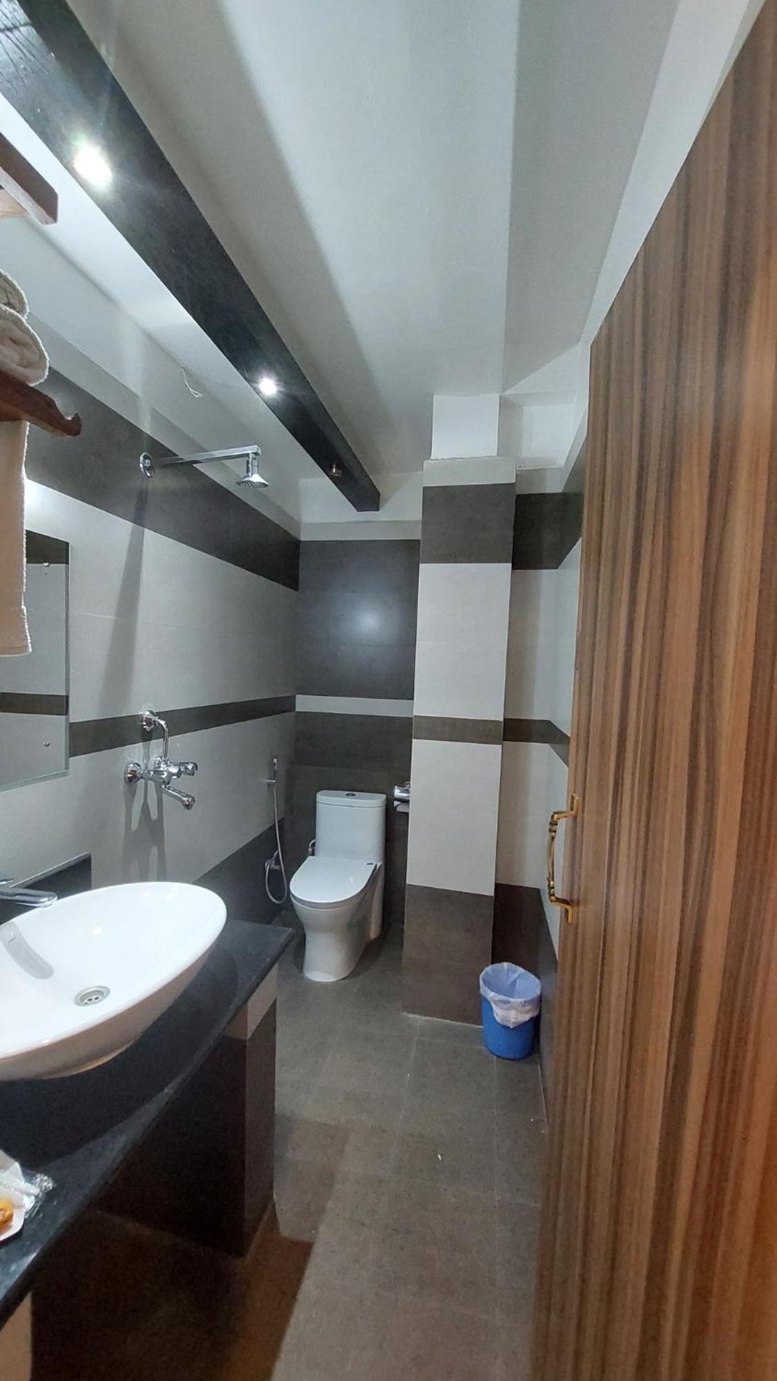 Royal Tiger Luxury Resort 4 Star Sauraha Exteriör bild