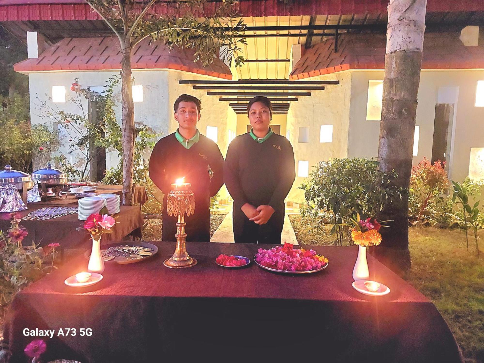 Royal Tiger Luxury Resort 4 Star Sauraha Exteriör bild