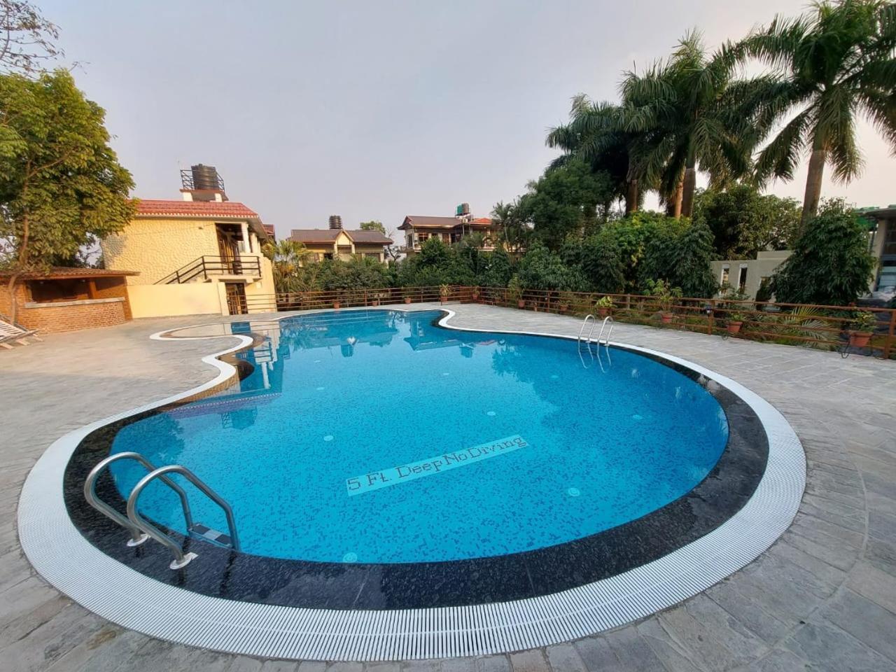 Royal Tiger Luxury Resort 4 Star Sauraha Exteriör bild
