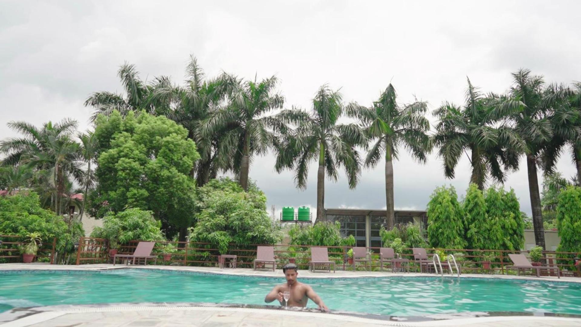 Royal Tiger Luxury Resort 4 Star Sauraha Exteriör bild