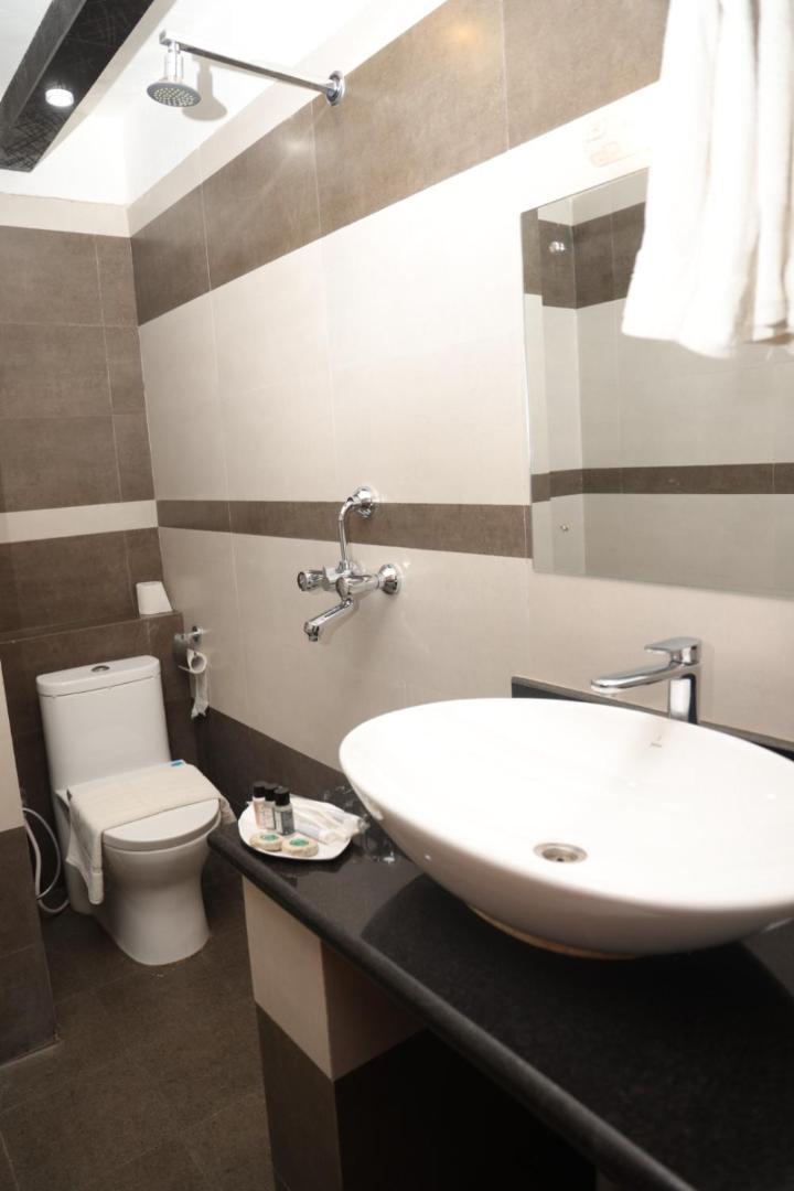 Royal Tiger Luxury Resort 4 Star Sauraha Exteriör bild