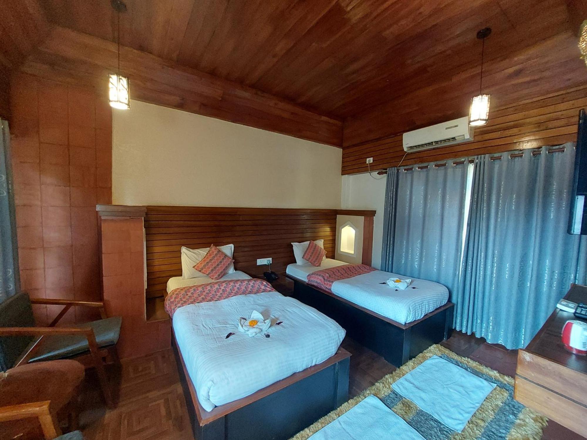 Royal Tiger Luxury Resort 4 Star Sauraha Exteriör bild