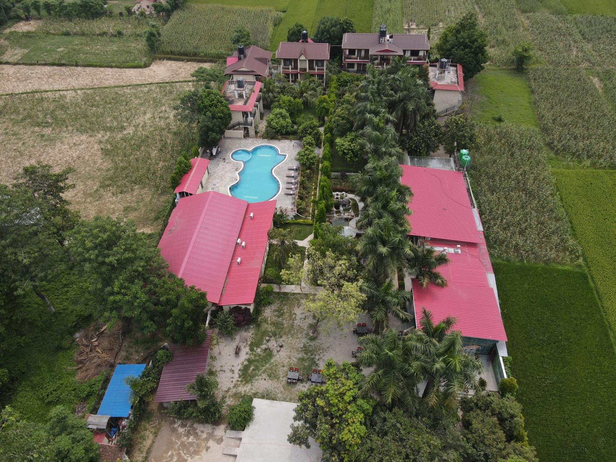 Royal Tiger Luxury Resort 4 Star Sauraha Exteriör bild
